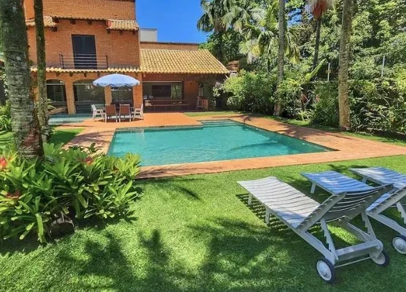 Casa com Piscina e Jardim na Praia de Pernambuco no Guarujá🏖️✨